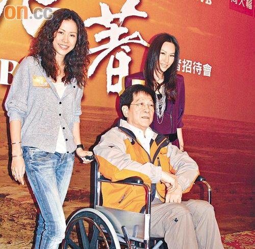 宣萱(左)及徐子珊推着坐轮椅的何守信出席记者会