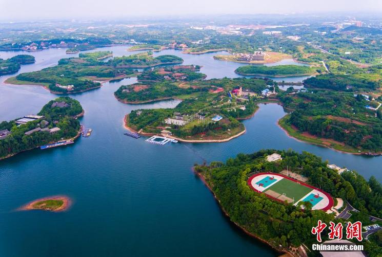 空中俯瞰秀美的成都龙泉湖