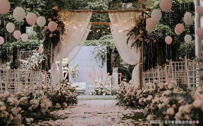 花墙布置婚礼现场效果好,搭配上温暖的灯光,唯美效果就出来了.