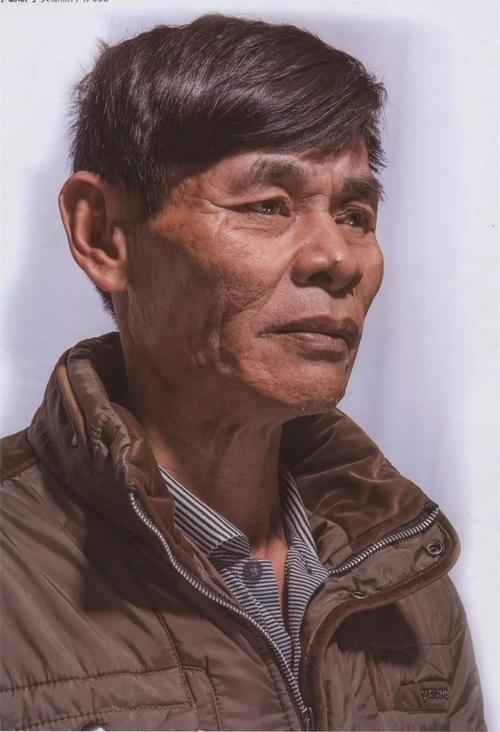衣领厚实的四分之三侧男中年肖像