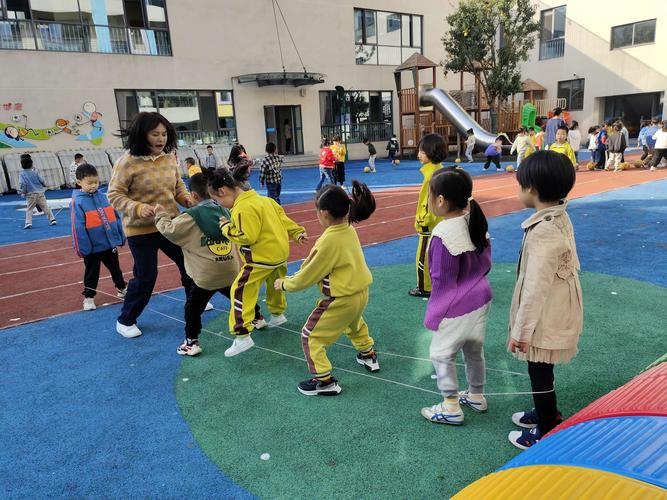 实验幼儿园大五班玩转民间游戏 花样跳皮筋