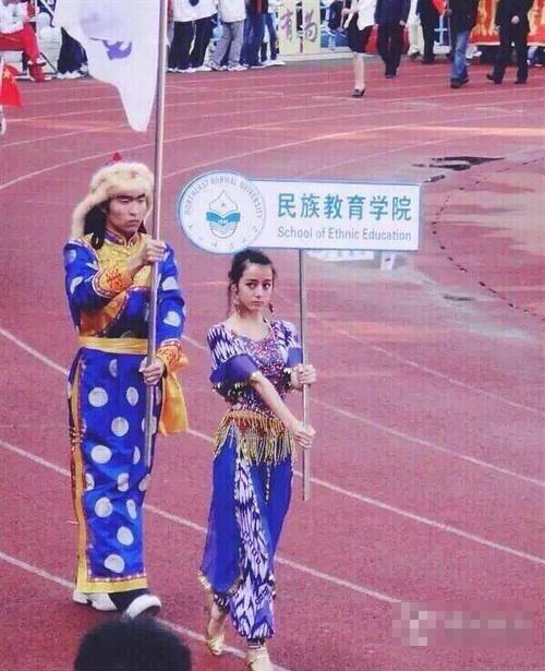 热巴还曾做过学校运动会中所在学院的举牌礼仪.