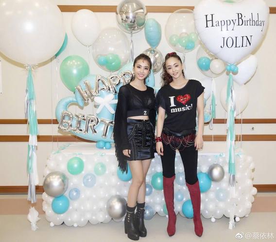 蔡依林晒生日照展现冻龄属性,前男友锦荣的留言引发网友热议