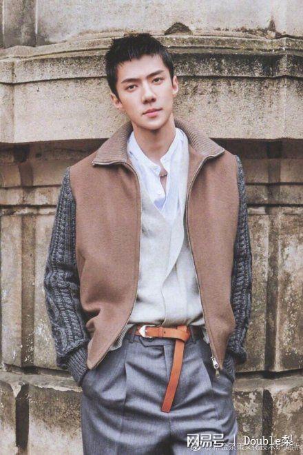 吴世勋板寸头拍摄的大片,硬朗帅气风,粉丝:以后入伍就