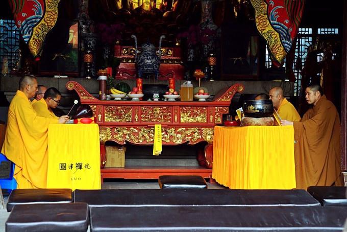 圆津禅院是朱家角古镇内的一个小禅院……但进去后安静朴素,人也不是