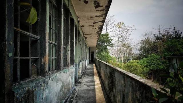 那次她还顺便去了某个颇负盛名的荒废小学,它被称为「亚洲第一猛鬼地
