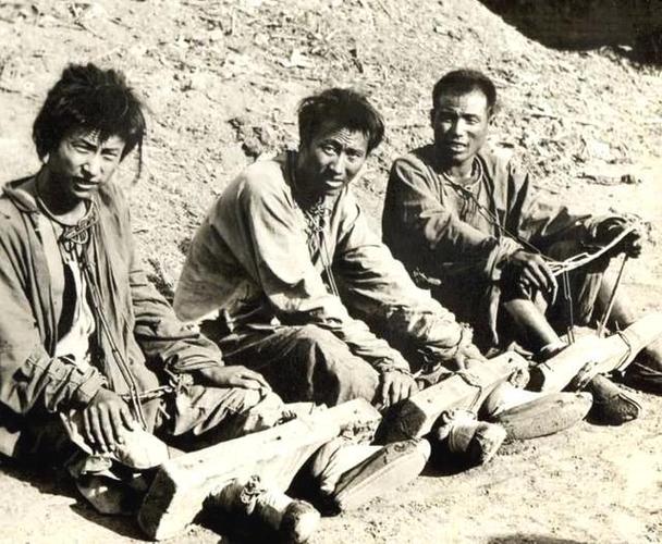 照片中也是清朝的一种刑罚,这位男子不是犯人,只是在示范,这种刑罚