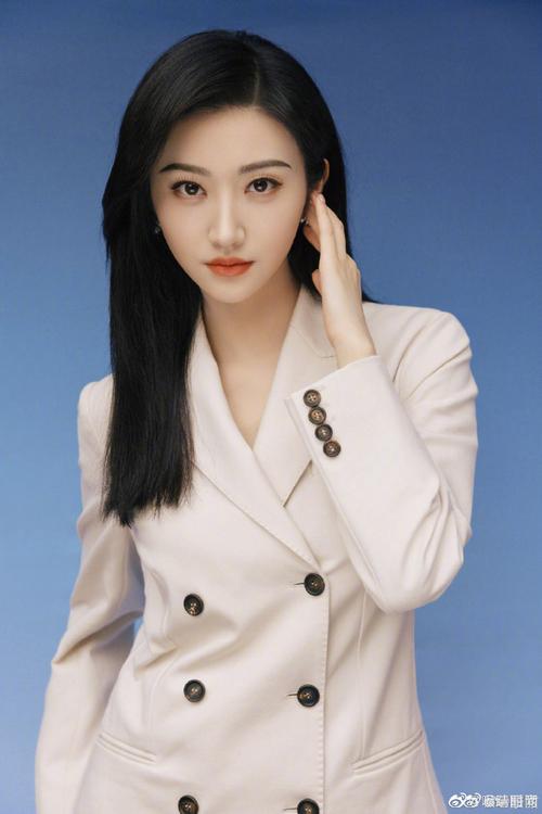 景甜超话最新时尚造型释出～一身米色双排扣西装搭配同色系高跟鞋