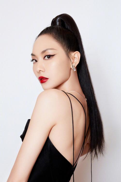 简介:王霏霏性感妩媚写真图片,分享一组王霏霏图片给大家,图中的明星