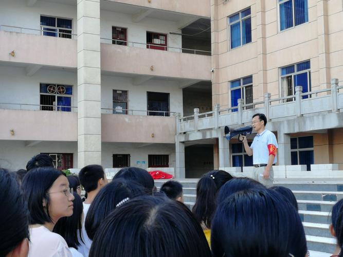 万安中学地震逃生演练和消防安全教育