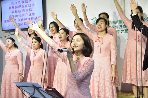 颂》和《阿们颂》作为收尾曲,全体会众侍立共颂《主祷文》,主日敬拜