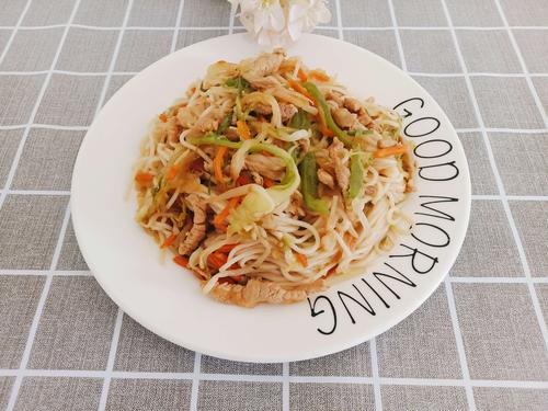 午餐:肉丝炒面