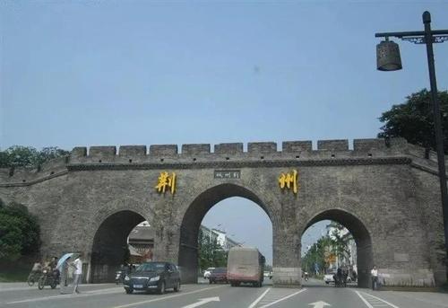 有保存较完好的荆州古城墙,城内东西直径3.75公里,南北直径1.