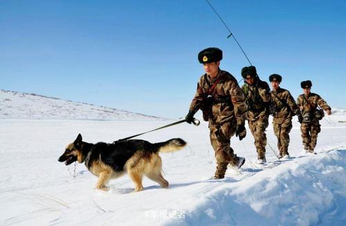 3月10日,该团官兵踏雪巡逻,确保两会期间边境地区的安全稳定.
