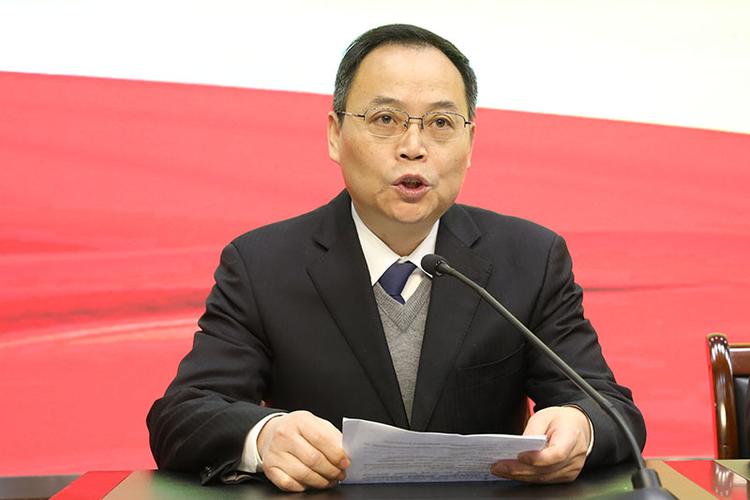 明新中学执行校长曹恒阁从教育教学,队伍建设,学生德育三个方面对明新