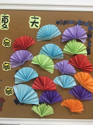 孩子们用心制作的扇子,给我们的主题墙增添了许多靓丽的色彩!