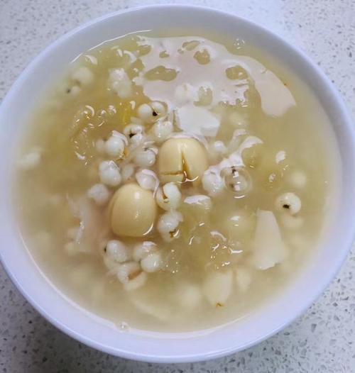 上火了吃什么好?银耳薏米百合莲子粥