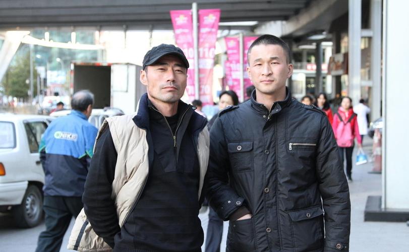 旭日阳刚因汪峰禁唱沦落,假的!其实在海外陪毕姥爷"捞