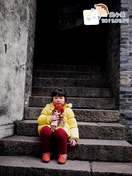 妹妹背着洋娃娃