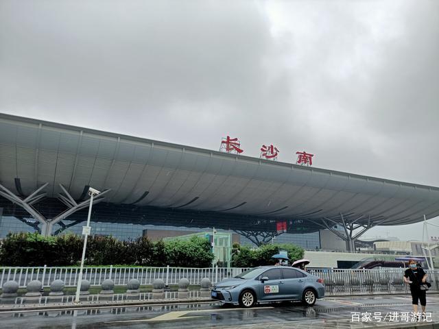 长沙高铁南站,防控工作人员严阵以待,防疫工作仍然进行中