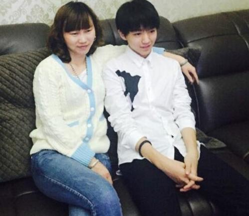 【图】王俊凯的家人图片欣赏 其爸爸开出租车并不是富