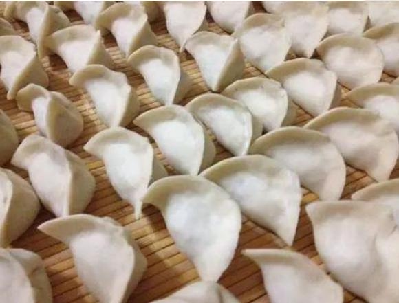 日本人包饺子,非洲人包饺子,中国人包饺子,没有对比就