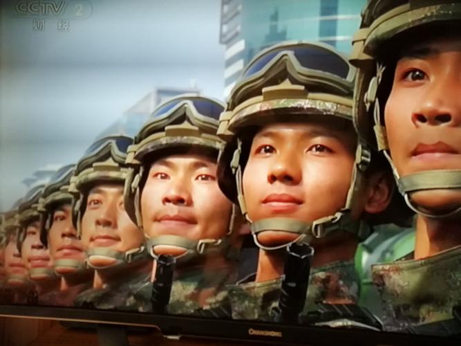 受阅官兵行注目礼!