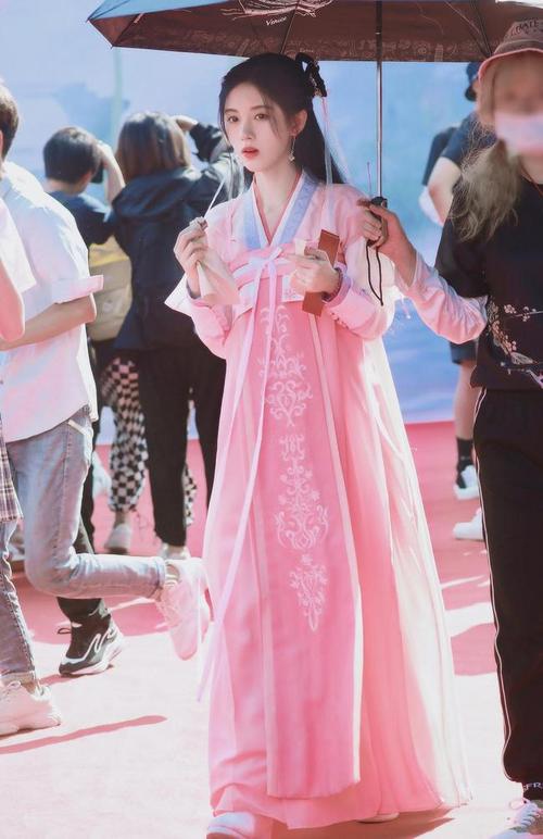 前不久也有网友曝光出鞠婧祎的最新古装造型,从现场图看她是在参加