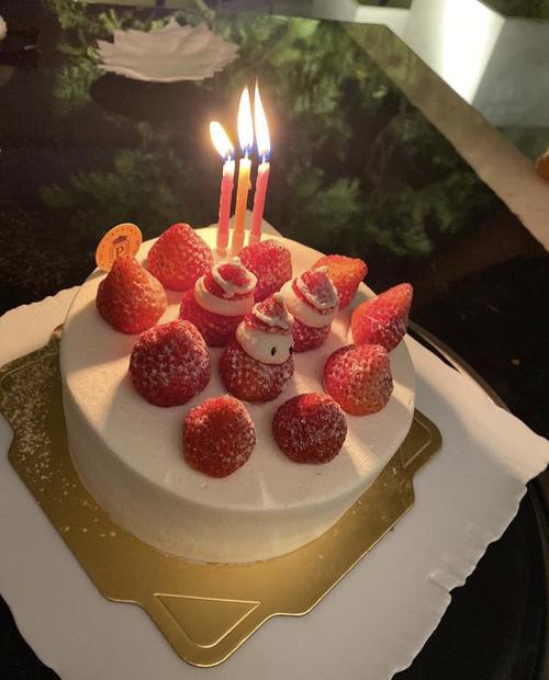 李靓蕾晒与侯佩岑同框照为其庆生,相差八岁的两人颜值