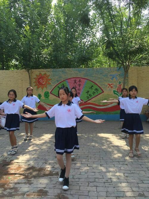 五年级同学表演舞蹈《感觉自己萌萌哒》.