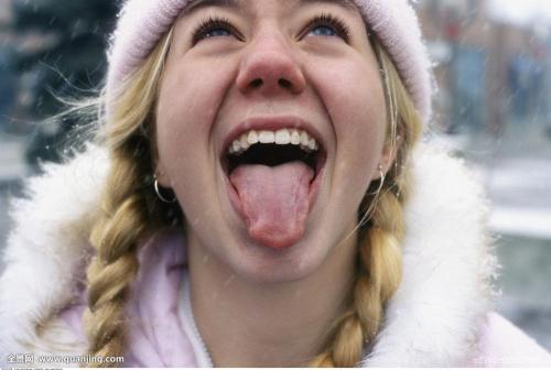 嘴 舌头 雪花 女性 张嘴 生活方式 生活 休闲 女青年 单纯 伸舌头