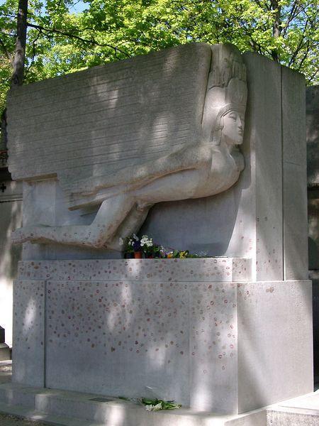 法国巴黎拉雪兹公墓禁止游客再为王尔德墓碑"献吻"