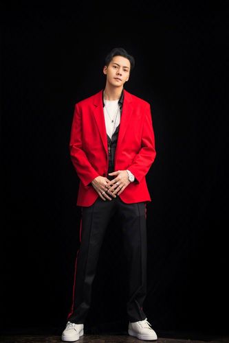陈伟霆放大招,红色西装搭配运动裤,网友:亏他穿得出来