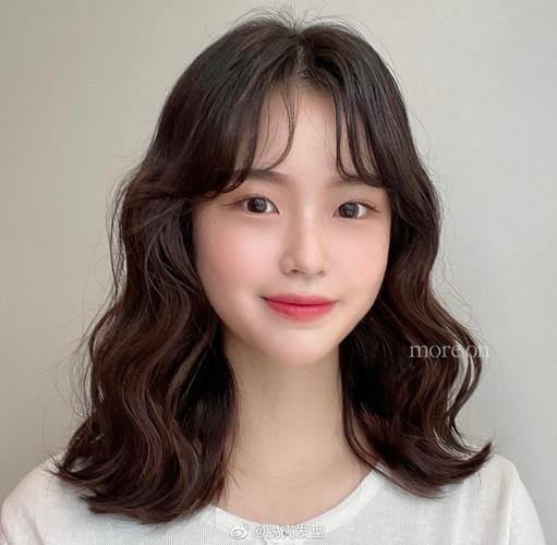 适合冬季的卷发发型中发也可以烫出韩式蛋卷头发型