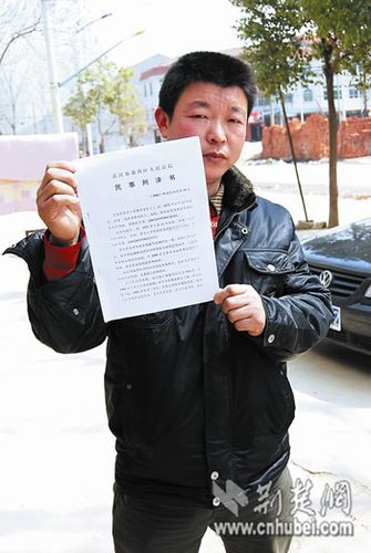 武汉小伙回家过年发现被离婚 妻子造假材料开证明