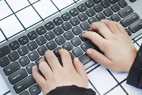 儿子看到如此精致的键盘,上来要敲打敲打.键盘的开关和充电口位置.