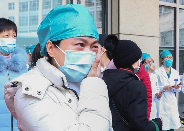 2月6日,一名北京大学国际医院医护人员在与医疗队告别时抹去眼泪.