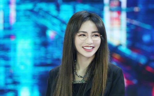 180王一博跟168谢可寅站一起,身高差不明显,谎报的自己站出来