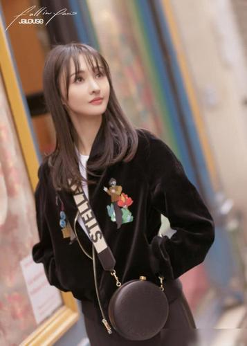 郑爽最新巴黎街拍曝光,女神范十足鹰钩鼻却格外抢镜