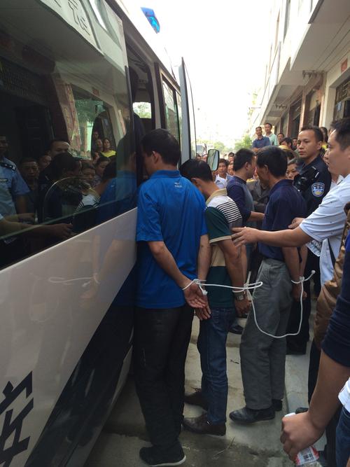 涉赌人员被押上警车