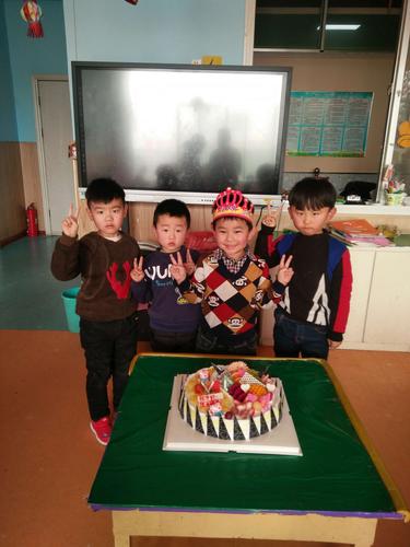 满庄中心幼儿园中二班张宇轩小朋友生日快乐!