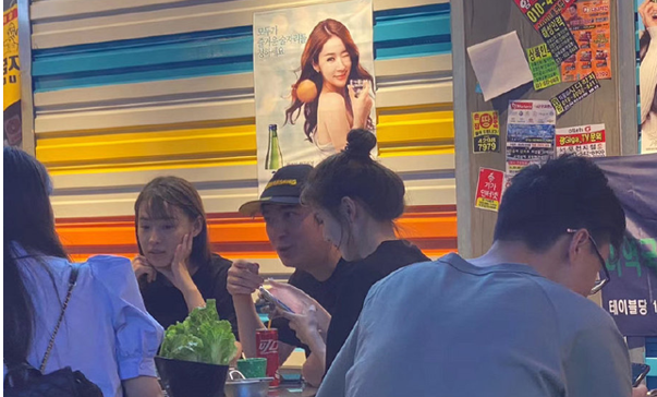 王思聪新女友甜仇哪里人家庭背景扒底,私房照清纯甜美不输女明星