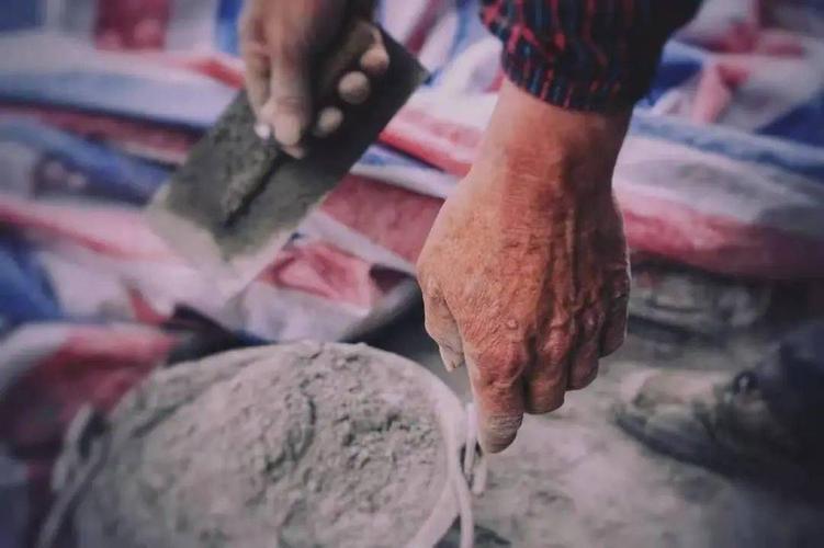 这是一双建筑工人的手