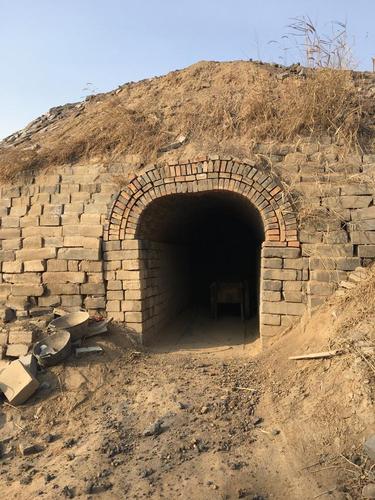 河北一清朝道光年间古砖窑,至今仍烧制秦砖汉瓦专供