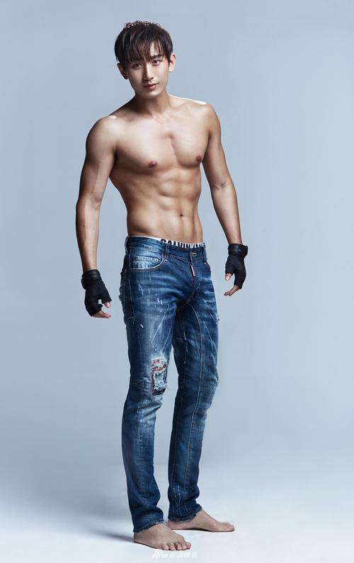 组图:成毅荷尔蒙性感撩人 八块腹肌倒三角黄金比例