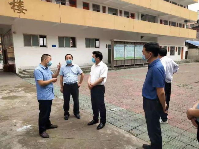 信阳市人大常委会主任谢天学深入固始三中调研指导疫情防控工作