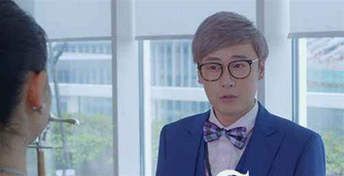 还记得魔幻手机里面的陆小千吗?8年后染回白发,帅到让人不敢认