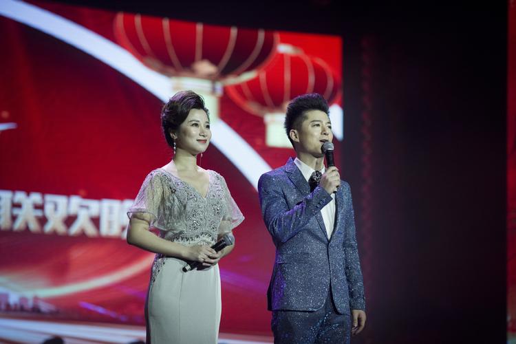 菏泽广电主持人播音员齐上阵 春晚现场表演精彩朗诵