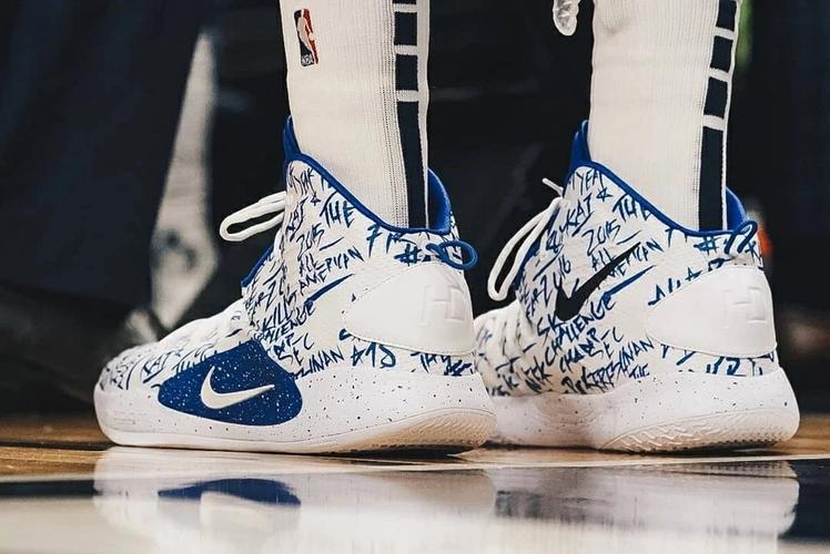 nba今日上脚詹姆斯的超人战靴他还和欧文穿同款