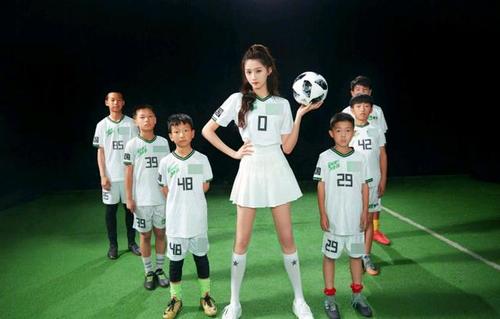 足球与足球宝贝关晓彤,有一种初恋的感觉